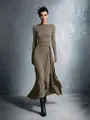 Elegantes taupefarbenes Maxikleid mit U-Boot-Ausschnitt und Taillenknoten-Detail - Khaki