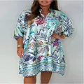 Vue détaillée d'une robe fleurie à col en V pour femme en vert menthe printanier. - XS / Robes / Bleu