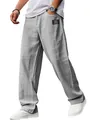 Gedetailleerd aanzicht van grijze, losse casual herenbroek met zwarte logo-patch - S / Bottoms / Grijs
