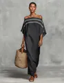 Elegantes schulterfreies gestreiftes Maxikleid kombiniert mit einer Strohtasche - M / Kleider / Schwarz und Grau