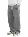 Gros plan d'un pantalon en velours côtelé gris avec cordon et étiquette - S / Bas / Gris