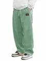 Gros plan sur un pantalon en velours côtelé vert sauge pour homme avec cordon de serrage. - Vert clair