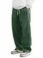 Vue détaillée de la texture du velours côtelé vert sur un pantalon décontracté homme - Vert