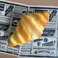 Nahaufnahme eines realistischen Croissant-Slow-Rebound-Spielzeugs mit weicher Schaumstoffstruktur. - Croissant-Stil