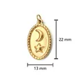 Vue détaillée d'un pendentif ovale en acier doré avec lune et étoile et dimensions - Style plaque ovale avec relief soleil et lune / Attache à anneau fixe / Or