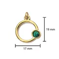 Vista dettagliata di un ciondolo circolare in acciaio dorato con malachite verde - Ciondolo ad Anello Circolare / Oro con pietra verde