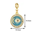 Nahaufnahme eines 16,5 mm Edelstahl-Evil-Eye-Tarot-Anhängers mit blauem Email und Kristallen - Emaille Halbmond Runder Stil (11)