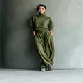 Detalle del conjunto de jersey de cuello alto verde oliva y pantalones anchos para mujer - Verde Militar