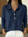 Detailopname van een marineblauwe gebreide polotrui voor dames met een witte knoopsluiting - Donkerblauw