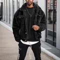 Vista detallada de una chaqueta sherpa negra para hombre en un ambiente exterior casual - S / Tops / Corto Negro