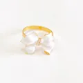 Dettaglio del portatovagliolo vintage con fiocco in smalto bianco e perle simulate - Modello a fiocco
