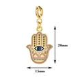 Detailansicht des 20mm x 15mm vergoldeten Hamsa-Hand-Emaille-Anhängers mit bösem Blick - Bunter Hamsa Hand Stil (4)