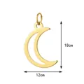 Detailweergave van een gouden halve maan hanger met afmetingen van 18 cm hoog en 12 cm breed - Maan / Hangerpakket