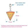 Detailansicht eines 16mm Pizza-Anhängers aus Emaille mit 6mm Edelstahl-Federverschluss-Haken - Pizza mit Silberverschluss