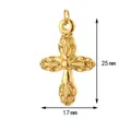 Dettaglio di un ciondolo a croce dorata con trama fogliare, misura 25 mm per 17 mm - Croce con Motivo a Foglia / Cerchio dorato / Oro