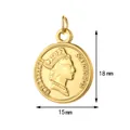 Dettaglio del ciondolo moneta d'oro con ritratto di Elisabetta II e dimensioni 18mm x 15mm - Ritratto della Regina Elisabetta II / Cerchio dorato / Oro