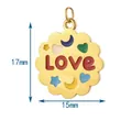 Vista dettagliata che mostra le dimensioni 17x15mm di un ciondolo Love oro colorato - Etichetta Lettera LOVE / Cerchio dorato / Oro