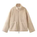 Detailopname van een zachte, knusse beige sherpa jas met rits en grote voorzakken. - S / Tops / Khaki