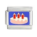 Vue détaillée du charm à lien italien avec un gâteau d'anniversaire en émail coloré - Gâteau d'anniversaire (CYM-012)