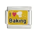 Vue macro d'une breloque italienne en acier inoxydable avec motif émail I heart Baking - Amour de la Pâtisserie (CYM-023)