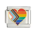 Vue macro d'un charm italien en forme de cœur avec le drapeau de la Progress Pride en acier - Style Cœur Drapeau de la Fierté (CYI-021)