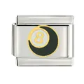 Vue macro détaillée d'un charm italien en acier titane avec motif boule 8 et dorure - Style Boule 8 (CYM-035)