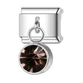 Primo piano di un charm per bracciale modulare italiano in argento con cristallo marrone. - Gennaio (Granato)