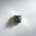 Dettaglio ravvicinato di una maglia per bracciale italiano in acciaio con tre pietre verdi. - Verde (#1)