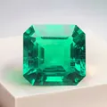 Émeraude de synthèse hydrothermale à coupe octogonale sur support blanc élégant - Style Taille Asscher / 6*6mm (Environ 0,85-1,05ct) / Vert Muzo (Inclusions Légères)