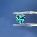 Pierre précieuse Paraiba de synthèse en forme de cœur tenue par une pince en plastique. - Cœur / 6,5mm environ 1,9ct / Bleu Paraïba