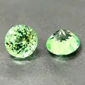Due brillanti zaffiri sintetici taglio rotondo verde menta su sfondo grigio scuro - Rotondo / 4*4mm circa 0.35ct / Verde menta