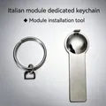 Dettaglio del portachiavi per charm modulari italiani e strumento di montaggio - Portachiavi Con Strumento di Installazione