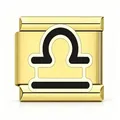 Primo piano di un charm italiano in acciaio dorato con simbolo zodiacale Bilancia - Libra / Oro
