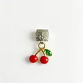 Primo piano di un ciondolo a ciliegia in smalto rosso per bracciali modulari italiani - Ciliegia / Rosso Verde