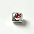 Primo piano di un charm italiano a cuore in acciaio inossidabile con zircone rosso. - Zirconia Rossa (#3)
