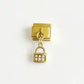 Primo piano di un charm dorato per bracciale modulare con lucchetto di cristallo - Lucchetto / Oro