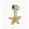 Dettaglio macro di un ciondolo a stella marina dorata con cristalli per bracciali DIY - Stile Stella Marina / Argento Oro
