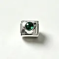 Vista dettagliata macro di un charm italiano in acciaio con cristallo a cuore verde - Zirconia Verde Scuro (#1)