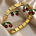 Bracelet modulaire italien en acier inoxydable doré avec breloques cerises sur satin - Or