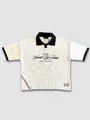 Gedetailleerd overzicht van wit geplooid gebreid poloshirt met 'Saved By Jesus' - S / Tops / Wit