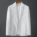 Detalle que muestra la textura y el diseño de un blazer de lino blanco ajustado para hombre - S / Tops / Blanco