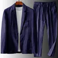 Vista dettagliata dell'abito in lino blu scuro da uomo con giacca e pantaloni - Blu navy