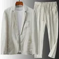 Vista detallada del traje de lino transpirable para hombre con americana y pantalón casual. - M / Top Y Pantalón / Blanco Roto