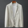 Vista frontal detallada de una americana de lino ligera para hombre en estilo casual. - S / Tops / Blanco Roto