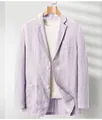 Dettaglio di un blazer in lino viola chiaro traspirante da uomo, stile casual business - Viola chiaro