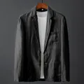 Detalle de blazer de lino gris marengo para hombre, corte entallado para uso informal y casual. - S / Tops / Negro