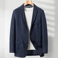 Dettaglio del blazer in lino blu navy da uomo appeso con una maglietta bianca casual - Blu navy