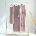 Élégant ensemble deux pièces en mousseline froissée rose poudré sur portant doré. - S / Ensemble / Taro
