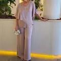 Conjunto casual lila de dos piezas con top asimétrico de cuello en V y pantalón ancho - Caqui