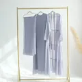 Ensemble trois pièces élégant en mousseline plissée mauve sur un beau portant doré - S / Ensemble / Gris clair